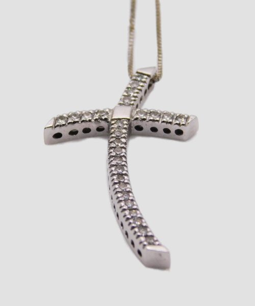 Collana in oro bianco con pendente a croce con diamanti
