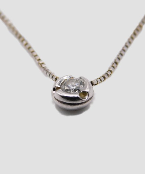 Collana con pendente punto luce incassato a notte in oro bianco