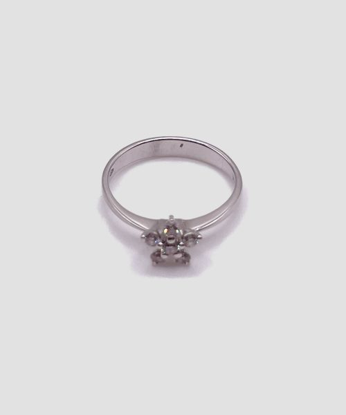 Anello in oro bianco 18 carati con 6 diamantini