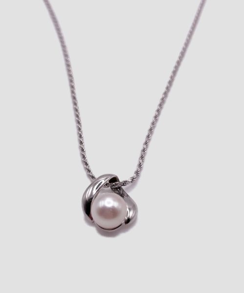 Collana in oro bianco con perla centrale
