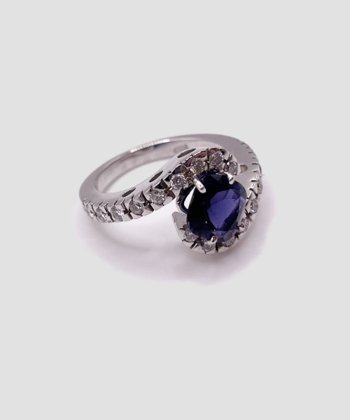 Anello in Oro Bianco 18k con Iolite e Diamanti 0.90 ct